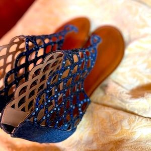 Womens size 10 sandals.. Excellent condition. Zigisoho.